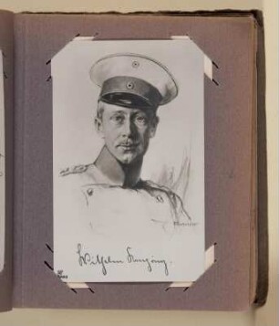 Albumseite 35 mit Postkarte (Porträtzeichnung vom Kronprinzen) : Sammelalbum mit Postkarten-Porträts von Mitgliedern des Hauses Hohenzollern. Kartoneinband, bedruckt und beklebt mit Kordelbindung; 17 x 15 x 3 cm (um 1915). Dresden: SLUB/DF 2001.B.2
