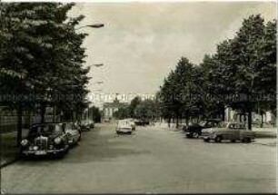 Unter den Linden mit Blick auf das Brandenburger Tor