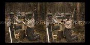 Tischler bei der Arbeit im Waldlager