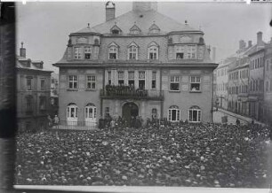 Ernst Schneller spricht auf einer Demonstration auf dem Markt in Schwarzenberg : Ernst Schneller spricht auf einer Demonstration auf dem Markt in Schwarzenberg