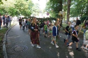 Bad Oldesloe: Kindervogelschießen: Am Bürgerpark, Blickrichtung Westen: Einzug auf den Exer: Festumzug Klaus-Groth-Schule Klasse 4b, teils mit Blumenschmuck: im Hintergrund Jugendfreizeitstätte (JuZe): 13. Juli 2023