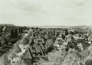 Dresden-Coschütz. Blick vom Fichteturm im J.-G.-Fichte-Park über den Westendring nach Westen zum Windberg