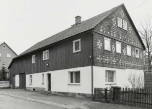 Neustadt in Polenz, Wohnhaus : Neustadt-Polenz in Sachsen. Wohnhaus (19. Jahrhundert) mit Scheune, Mittelweg 38. Straßenansicht