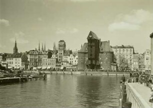 Danzig (Gdansk). Lange Brücke mit dem Krantor über die Mottlau von Osten