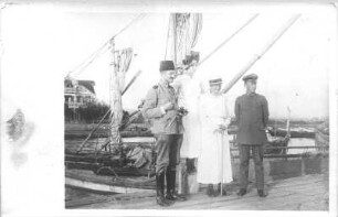 Türkei. Der Veterinärmajor Hans Richter mit zwei jungen Frauen und einem Mann in Uniform auf einem Bootssteg vor einem Segelboot