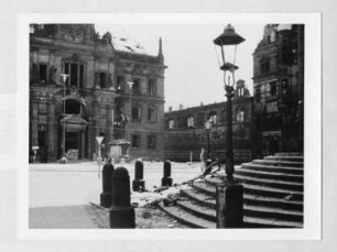 Szene aus dem sowjetischen Dokumentarfilm "Die Befreiung Dresdens": Blick über die Treppenstufen zur Hofkirche auf das Ständehaus, den Fürstenzug und das Georgentor