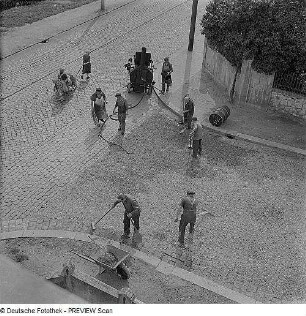 Dresden-Leutewitz. Straßenbauarbeiten. Herstellen einer Einstreudecke (Splitt) auf bituminösen Bindemittel