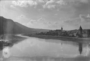 Mehring an der Mosel : Mehring an der Mosel. Ortsansicht mit Dorfkirche und Fährturm von der Moselbrücke über Fluss und Moselschleife