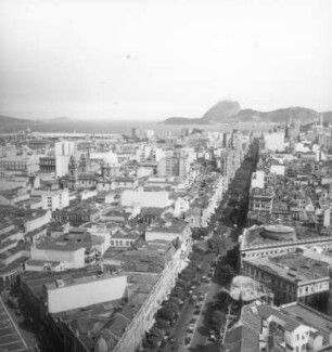 Rio de Janeiro. Blick aus dem Edificio do Jornal A Noite über die Avenida Rio Branco zur Guanabara-Bucht und zum Zuckerhut