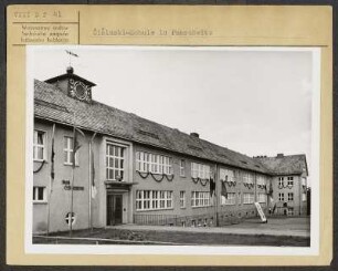 Sorbische Oberschule Jakub Bart-Ćišinski in Panschwitz-Kuckau. : Serbska srjedźna šula Jakuba Barta Ćišinskeho w Pančicach-Kukowje.