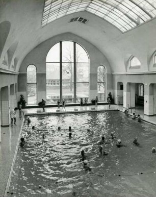 Hamburg-Eimsbüttel. Im Hallenbad Hohe Weide herrscht reges Treiben. Im Nichtschwimmerbereich lernen Kinder schwimmen