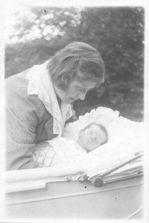Die Fotografin Ursula Richter mit ihrem Sohn Dagor im Kinderwagen