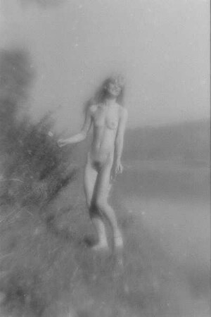 Höfgen. Akt-Pleinair 1979. Junge Frau am Ufer der Mulde