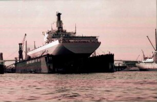 Hamburg: Docks der Howaldtswerft, Schiff mit Heck