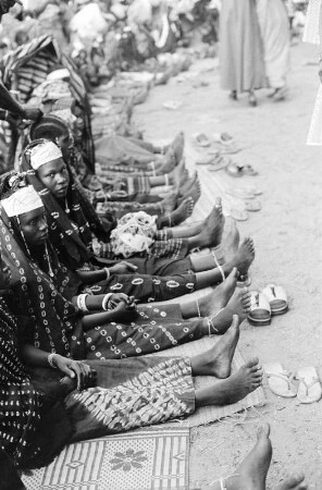 Junge Frauen in Festgewändern bei einer traditionellen Initiationszeremonie, Gambia
