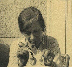 Maria Jasny, die Mutter der Fotografin, in ihrer Wohnung in Berlin