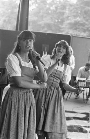 Auftritt des Karlsruher Gesangsduos Gabi Kaiser und Sabine Weinbrecht auf der Seebühne im Stadtgarten
