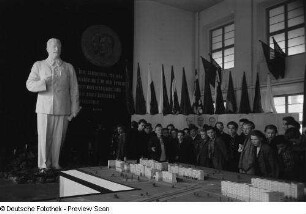 Blick in die Halle mit einer Statue von Stalin und einem Modell der Stalinallee