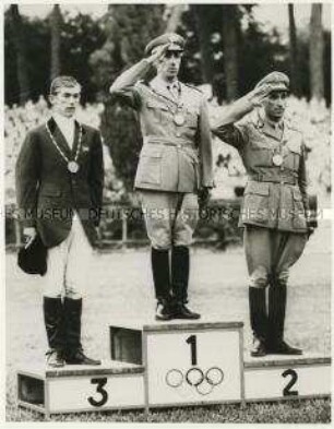 Siegerehrung der Springreiter bei den Olympischen Spielen in Rom. Raimondo d'Inzeo (Gold), Piero d'Inzeo (Silber), David Broome (Bronze)