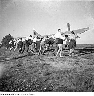 Flugschüler beim Transport eines Segelflugzeuges zum Start