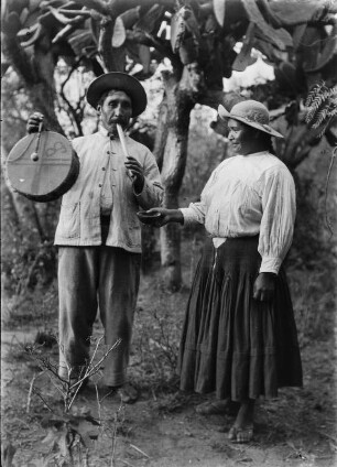 Mann und Frau mit Musikinstrumenten : Frau und Mann der Guarani mit Musikinstrumenten