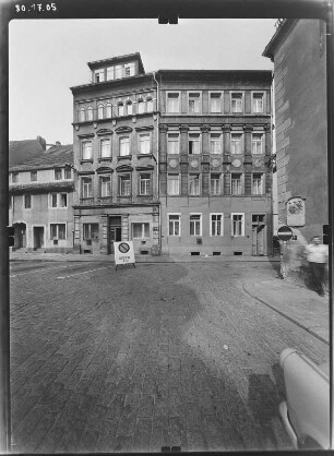 Meißen-Altstadt, Theaterplatz 11/12. Wohnhäuser mit Läden (um 1885). Straßenfront