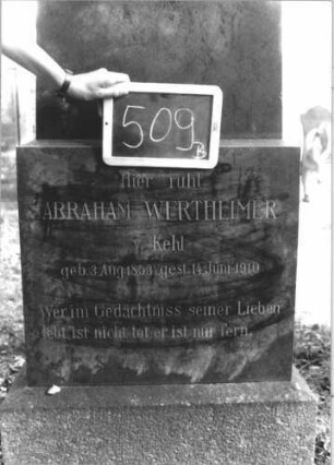 Grabstein 509 (Index: 100111600) Material: Granit Zustand: gut Maße HxBxT: 205x63x33 cm Beschreibung: Stele, Sockel, giebelartiger Abschluß: Grabstein 509B