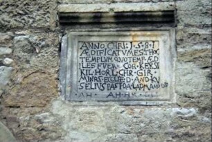 Gedenkstein mit lateinischer Inschrift von 1587 in der Kirchenwand