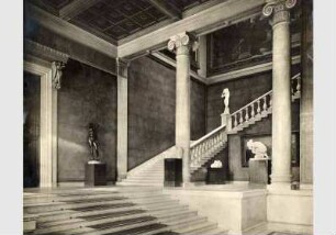 Blick in das Treppenhaus der Nationalgalerie