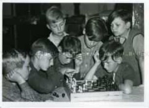 Schach spielende Jungen im Ferienlager