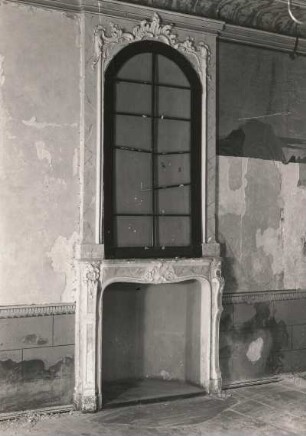 Ruppersdorf, Herrenhaus Niederruppersdorf. Speisesaal (sog. Tapetenzimmer oder Türkenzimmer), Kamin nach der Abnahme der Tapeten