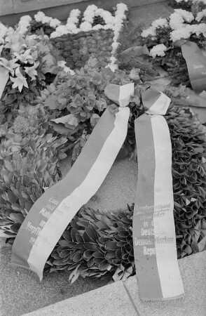 Einweihung eines Denkmals der Jüdischen Gemeinde zu Leipzig : Ehrenkranz des Landesverbandes der Jüdischen Gemeinden in der DDR