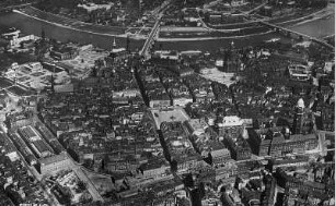 Dresden. Nördlicher Teil der Altstadt. Luftbild-Schrägaufnahme von Süd-Südwest