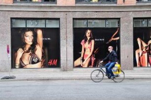 Werbung in Kopenhagen : Werbeplakate eines Textilherstellers. Aufgenommen in Kopenhagen im Mai 2008
