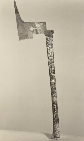 Bergbarte : Bergbarte (Paradebarte). Elfenbeineinlagen und Elfenbeinreliefs (bergmänische Darstellungen). 18. Jahrhundert. Ansicht der Seite mit Wappen. Freiberg: Stadt- und Bergbaumuseum