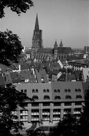 Freiburg i. Br.: Schlossberggarage: Dächer und Fassade vom Schlossberg aus