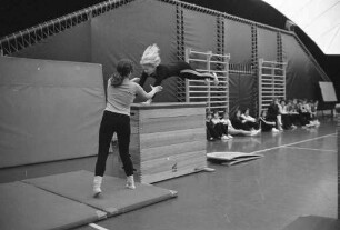 Pädagogisches Fachinstitut und Fachseminar für Sport und Textiles Werken in der Hertzstraße 16. Eignungsprüfungen