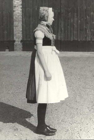 Schleifer Mädchen in Tanztracht aus Mulkwitz : Kleidung - Schleifer Tracht. Ort: Mułkecy / Mulkwitz. Schleifer Mädchen in Tanztracht aus Mulkwitz.