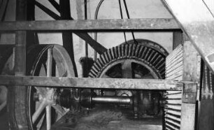 Triebischtal-Garsebach. Fichtenmühle, im Mühlenkeller, hinter dem Kegelrad an der Wand liegt die große Turbine