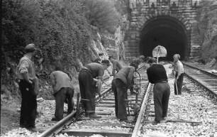 Istein: Gleisbauarbeiter am Kirchberg-Tunnel