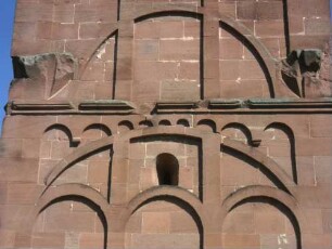 Hirsau-Kloster St Peter und Paul-Klosterkirche-Nordwestturm (Eulenturm)-Romanisch um 1091-Ansicht von Süden-Erdgeschoß im Übergang zum Obergeschoß-Blendbögen im Detail