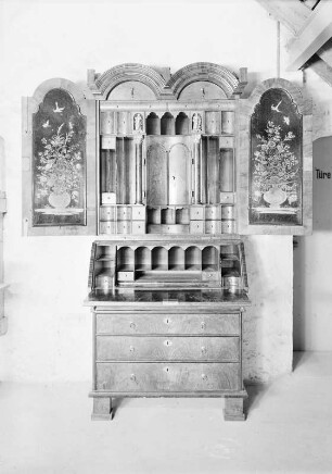 Schreibschrank (geöffnet). Nußbaum, furniert. Sachsen, um 1725. Moritzburg: Schloss Moritzburg