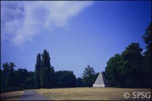 Potsdam, Neuer Garten, Blick aus Richtung Rotes Haus auf die Pyramide.