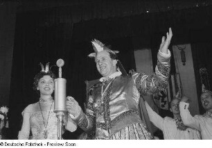 Karnevalsprinz Walter I. mit Prinzessin Ina I. bei einer Ansprache