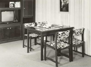 Stuhl mit gepolsterter Sitzfläche und Rückenlehne : Wohnzimmermöbel. Eßtisch mit Stühlen (1976; VEB Möbelkombinat Zeulenroda-Triebes (ZEUTRIE))