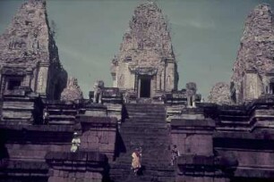Reisefotos Kambodscha. Angkor. Östlicher Mebon (952). Steinlöwen an der Treppe zu einem der Tempeltürme