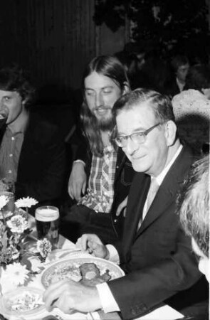 27. Tagung 1977 Chemiker; Sitzreihen im Theater: Robert B. Woodward