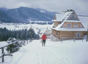Zakopane-Gladkie. Goralenhäuser, Blick über den Zakopaner Kessel zur Hohen Tatra