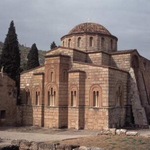 Athen. Kloster Dafní. Die Apsidenfront der Klosterkirche von 1080. Ott9