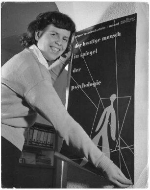 Inge Scholl mit einem vh-Plakat